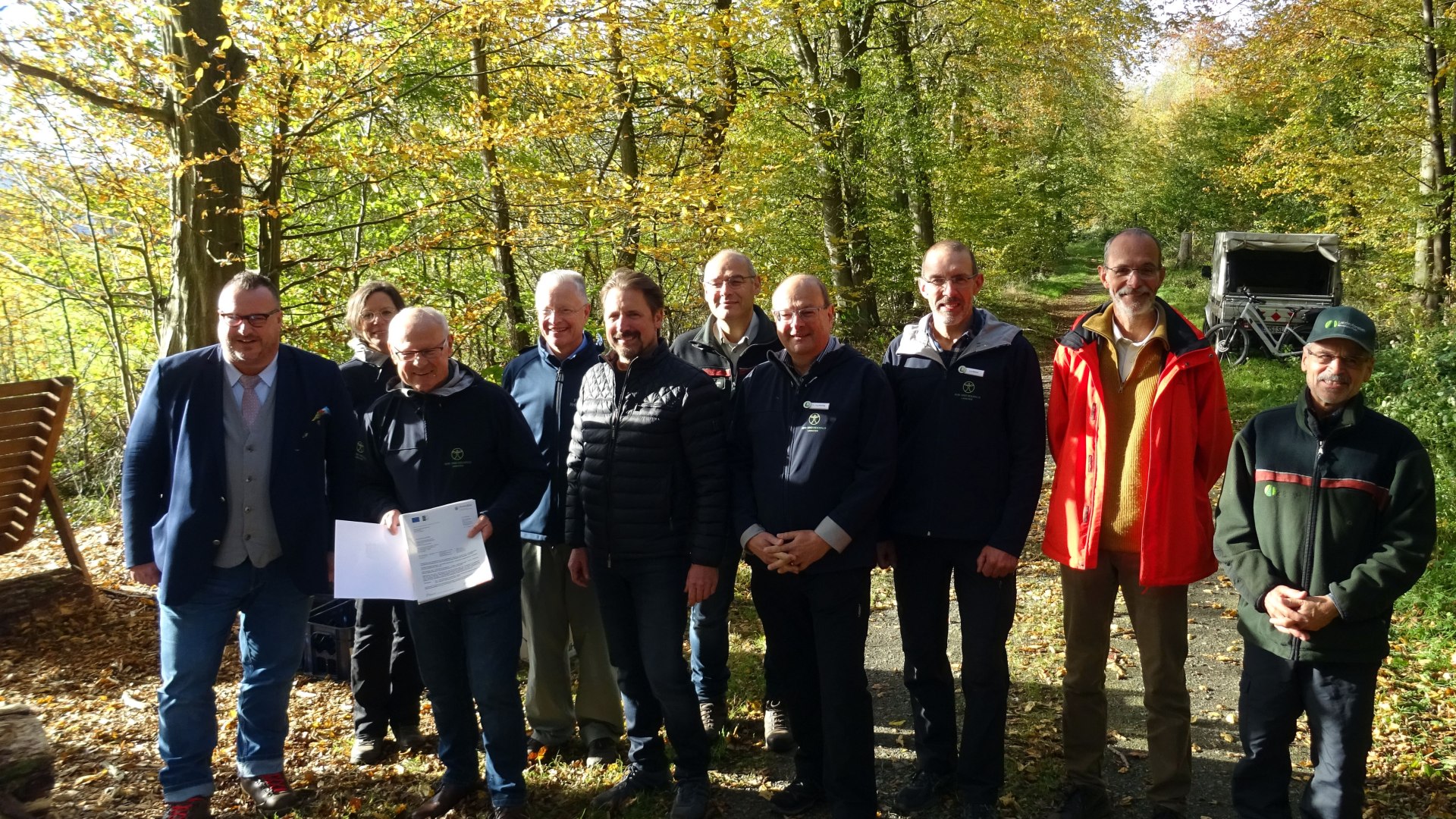 v.l.n.r.: Staatssekretär Andy Becht, Astrid Haderlein (Stadtverwaltung Lahnstein), Oberbürgermeister Peter Labonte, Landrat Frank Puchtler (Rhein-Lahn-Kreis), LAG Vorsitzender Peter Unkel, Andreas Nick (Forstamtsleiter Lahnstein), Dr. Jörg Henning, Jens Blümel (Forstamt Lahnstein), Dr. Markus Fohr (Lahnsteiner Brauerei), Leo Cremer (ehemaliger Forstamtsleiter Lahnstein). | © LAG WOM