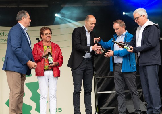 v.l.n.r. Hansjörg Bathke (ZV WOM) Gisela Bertram (Rhein-Lahn), Volker Boch (ZV WOM), Mike Weiland (VG Loreley), Roger Lewentz (Innenminister) | © Herbert Piel