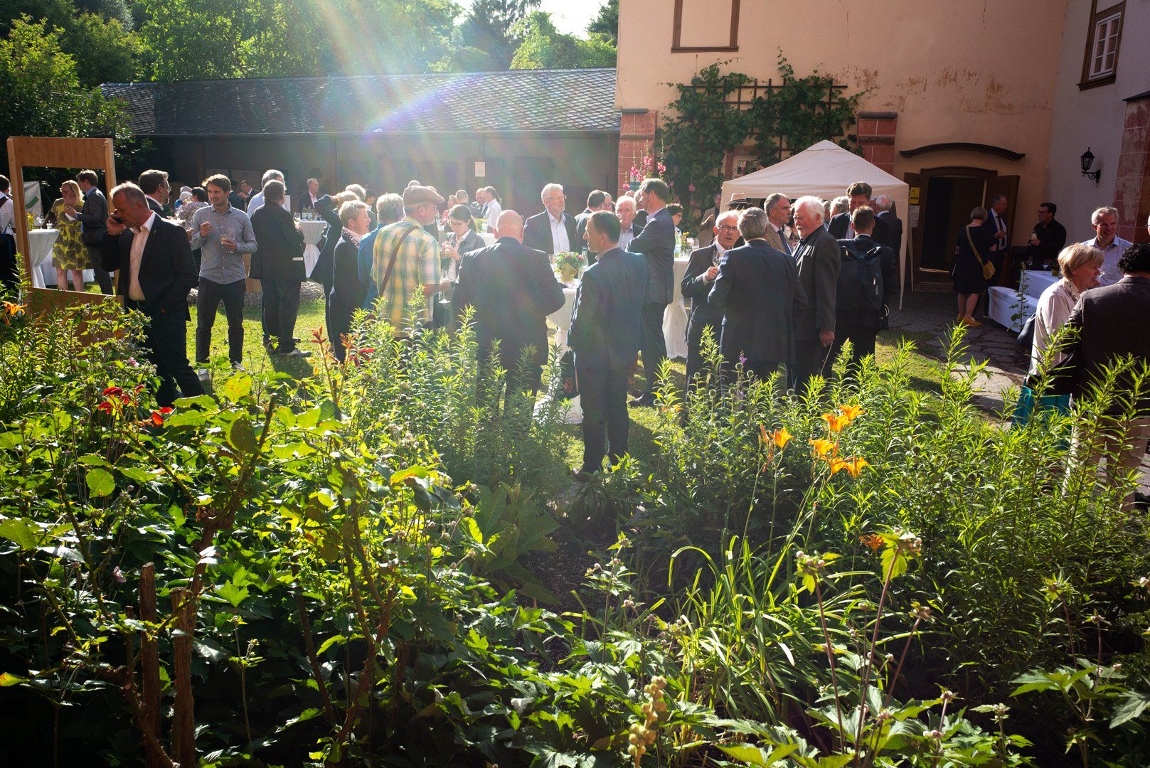 lockeres Beisammensein im Vikariegarten | © Herbert Piel