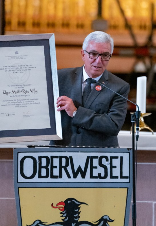 Innenminister Roger Lewentz brachte die Anerkennungsurkunde des Landes Rheinland-Pfalz mit nach Oberwesel | © Herbert Piel