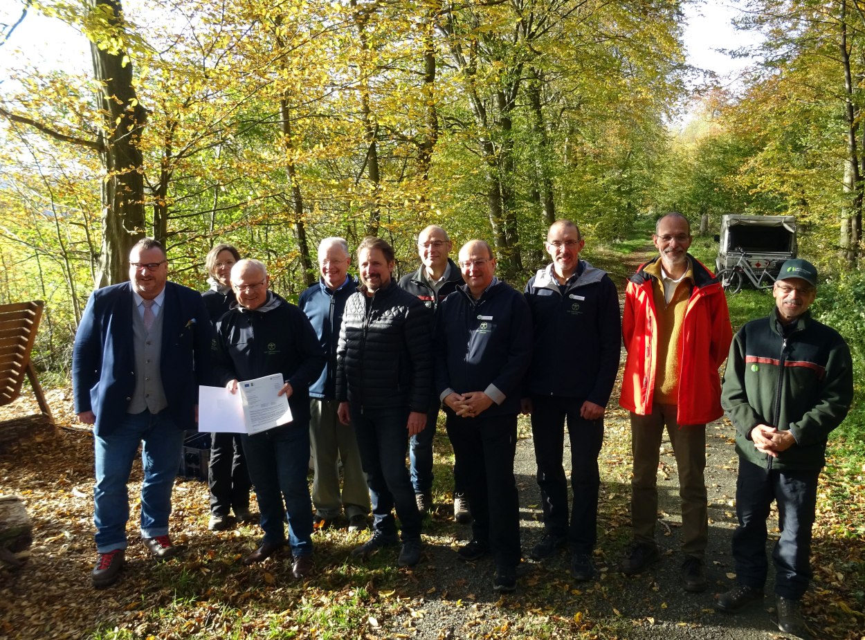 v.l.n.r.: Staatssekretär Andy Becht, Astrid Haderlein (Stadtverwaltung Lahnstein), Oberbürgermeister Peter Labonte, Landrat Frank Puchtler (Rhein-Lahn-Kreis), LAG Vorsitzender Peter Unkel, Andreas Nick (Forstamtsleiter Lahnstein), Dr. Jörg Henning, Jens Blümel (Forstamt Lahnstein), Dr. Markus Fohr (Lahnsteiner Brauerei), Leo Cremer (ehemaliger Forstamtsleiter Lahnstein). | © LAG WOM