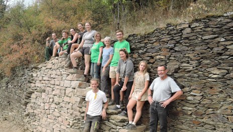 Die Volunteers haben 2021 eine große Trockenmauer wieder aufgebaut.  | © ZV Welterbe 