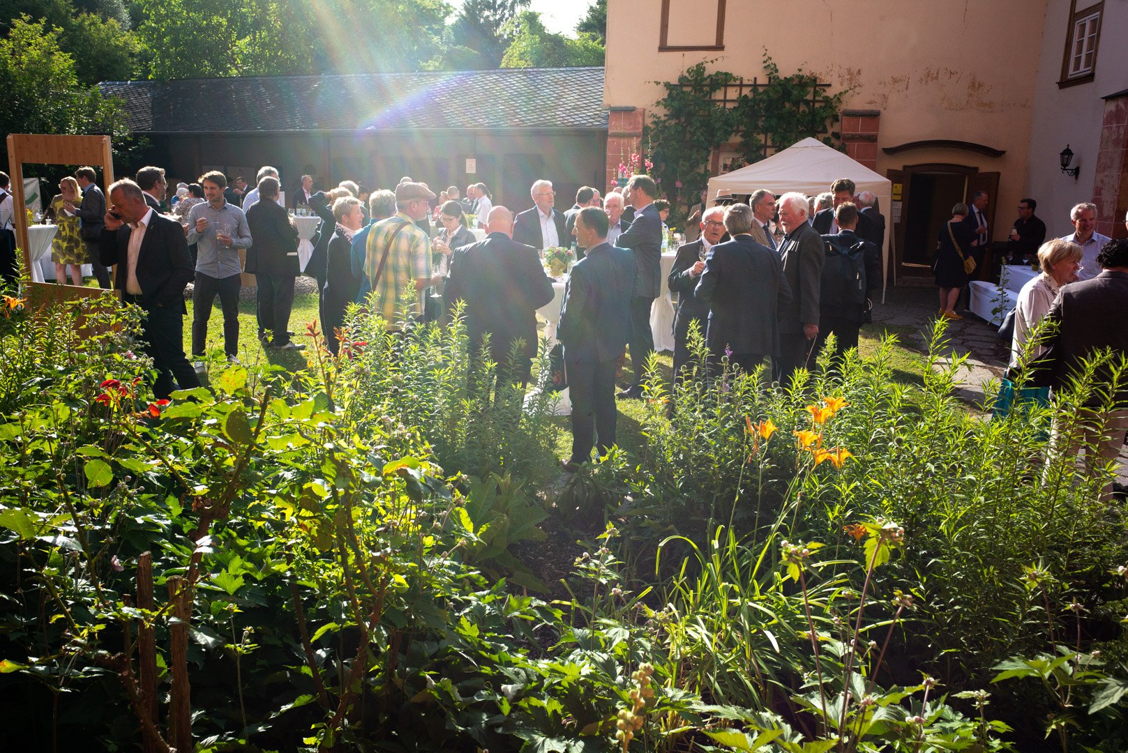 lockeres Beisammensein im Vikariegarten | © Herbert Piel