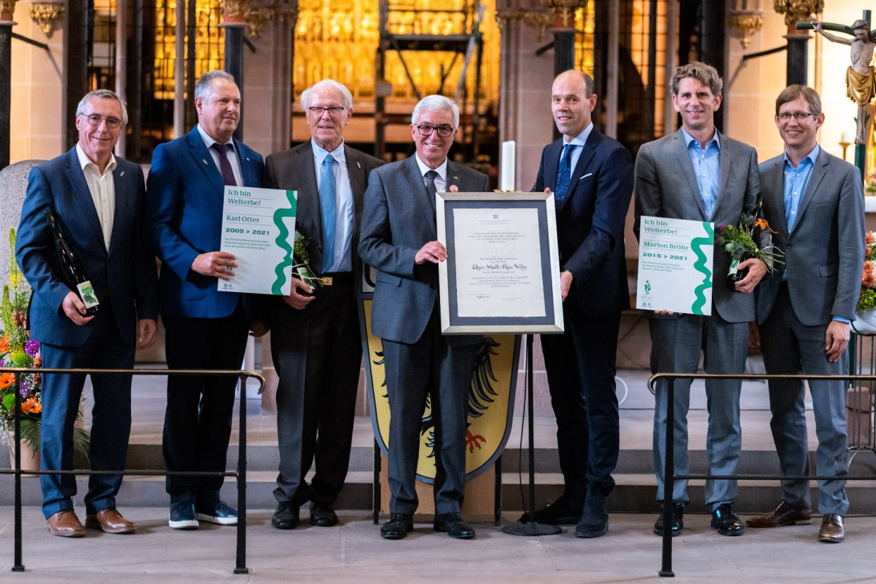 Verabschiedung von Karl Ottes und Marlon Bröhr aus dem ZV Vorstand. v.l.n.r. Günter Kern, Hansjörg Bathke, Karl Ottes, Roger Lewentz, Volker Boch, Marlon Bröhr, Jens Deutschendorf | © Herbert Piel