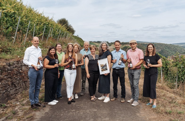 Der diesjährige Welterbe Wein kommt aus dem Weingut Philipps-Mühle in St. Goar. Das Künstleretikett wurde von den beiden Künstlerinnen Anne Nilges und Clara Schuster der Urban Sketchers gezeichnet. | © Felix Vollmer