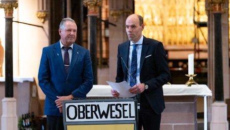 Volker Boch und Hansjörg Bathke begrüßen die Gäste zum Festakt anlässlich des 20-jährigen Jubiläums.  | © Herbert Piel