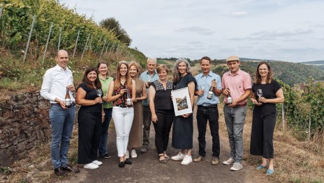 Der diesjährige Welterbe Wein kommt aus dem Weingut Philipps-Mühle in St. Goar. Das Künstleretikett wurde von den beiden Künstlerinnen Anne Nilges und Clara Schuster der Urban Sketchers gezeichnet. | © Felix Vollmer