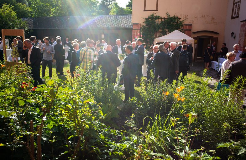 lockeres Beisammensein im Vikariegarten | © Herbert Piel