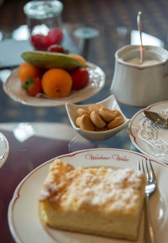 Kaffee und Kuchen im Superior Zimmer Panorama | © Weinhaus Weiler