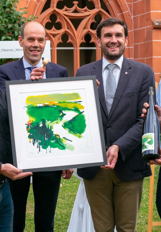 Marius Stiehl, Bürgermeister der Stadt Oberwesel, ersteigerte das große Bild von Michael Apitz und eine Magnumflasche Welterbe Wein.